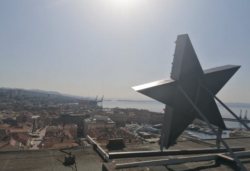 Na dan odluke ZAVNOH-a o priključenju Rijeke Hrvatskoj na Riječki neboder postavljen Spomenik crvenoj Rijeci